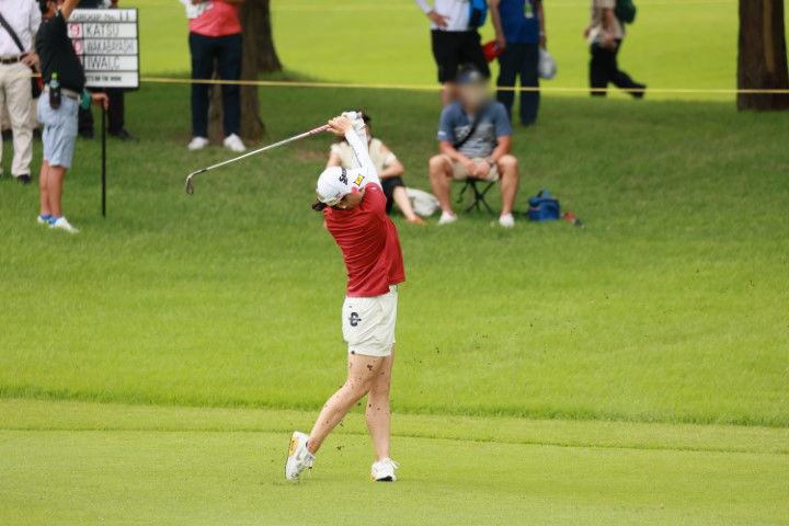 勝みなみのウェッジスイング（正面）連続写真【CATレディス2022】