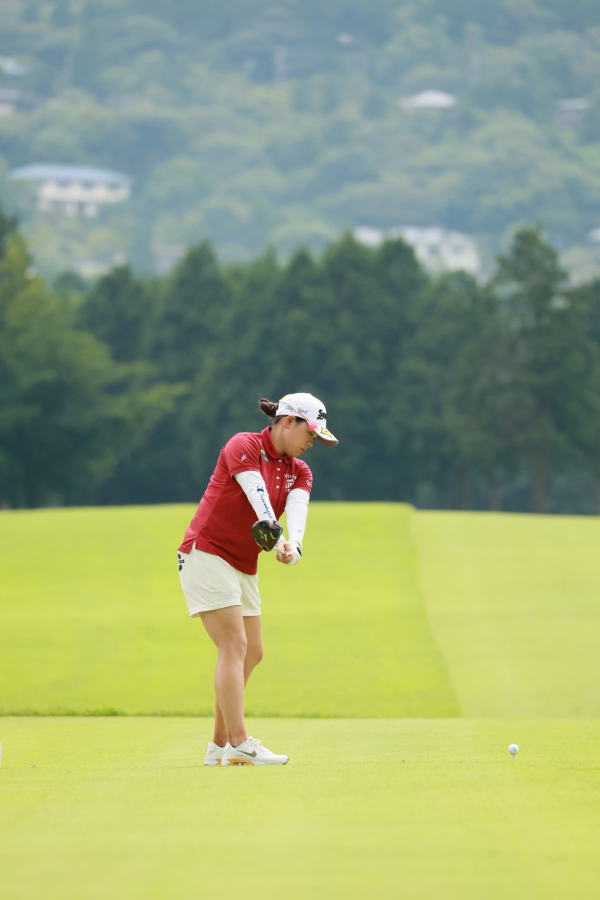 勝みなみのドライバースイング（後方）連続写真【CATレディス2022】