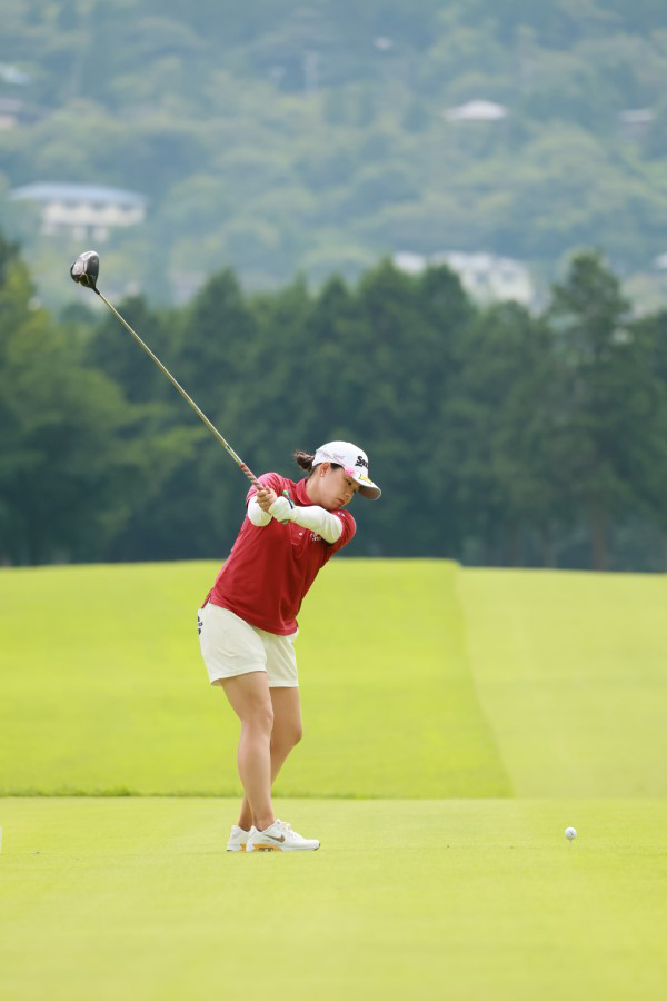 勝みなみのドライバースイング（後方）連続写真【CATレディス2022】