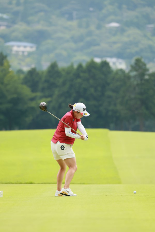 勝みなみのドライバースイング（後方）連続写真【CATレディス2022】