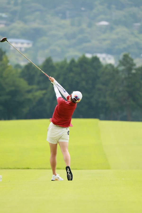 勝みなみのドライバースイング（後方）連続写真【CATレディス2022】