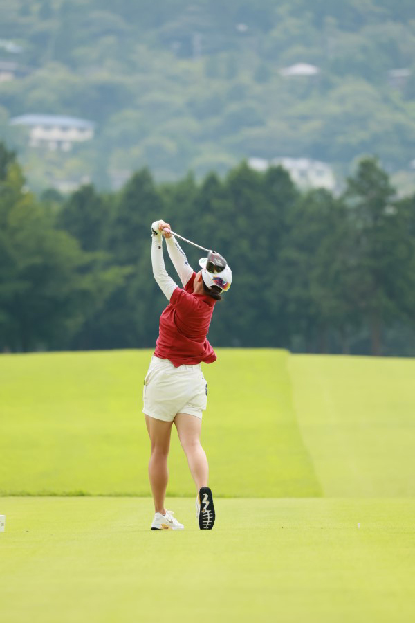 勝みなみのドライバースイング（後方）連続写真【CATレディス2022】