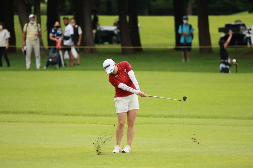 勝みなみのウェッジスイング（アプローチ）連続写真【CATレディス2022】
