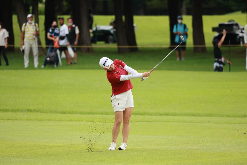 勝みなみのウェッジスイング（アプローチ）連続写真【CATレディス2022】