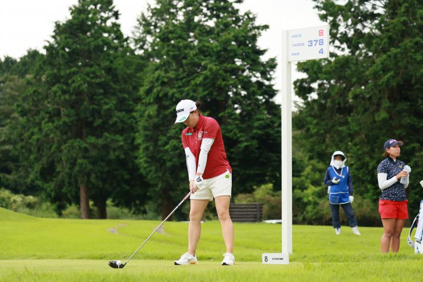 勝みなみのドライバースイング（斜め前方）連続写真【CATレディス2022】