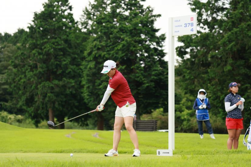 勝みなみのドライバースイング（斜め前方）連続写真【CATレディス2022】
