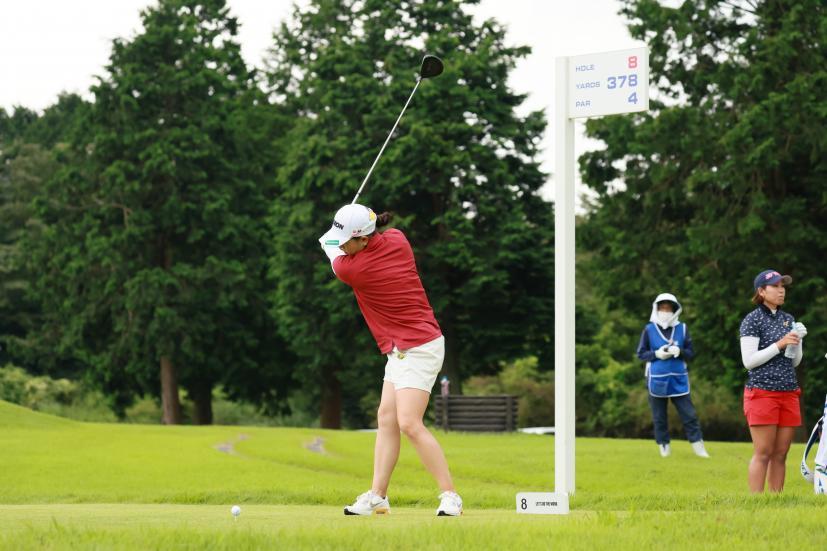 勝みなみのドライバースイング（斜め前方）連続写真【CATレディス2022】