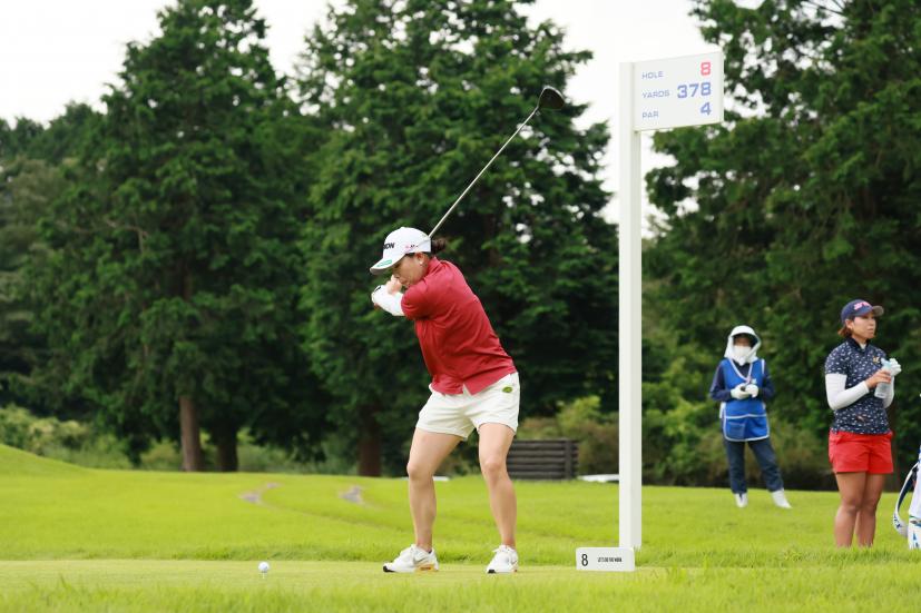 勝みなみのドライバースイング（斜め前方）連続写真【CATレディス2022】