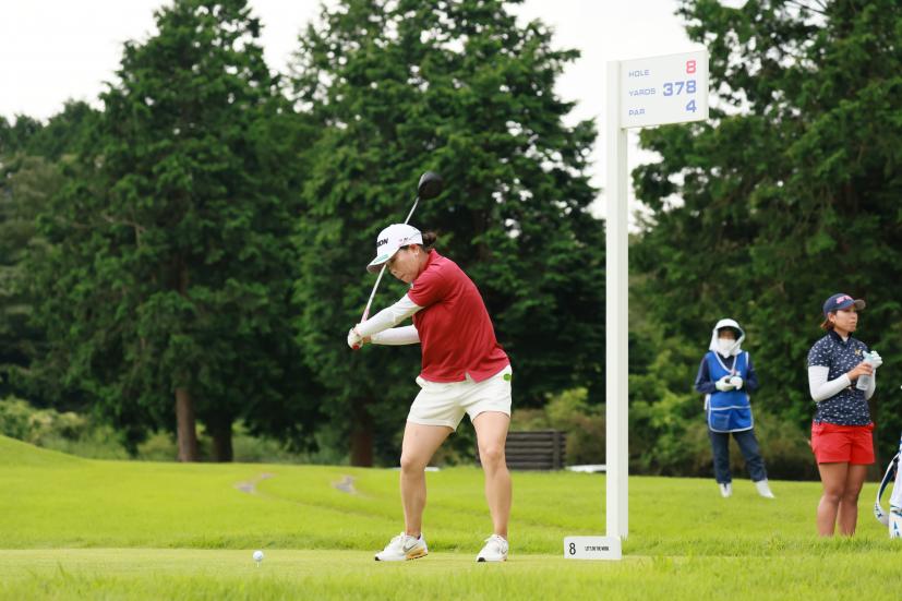 勝みなみのドライバースイング（斜め前方）連続写真【CATレディス2022】