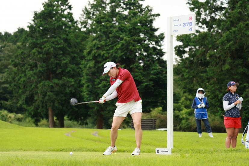 勝みなみのドライバースイング（斜め前方）連続写真【CATレディス2022】