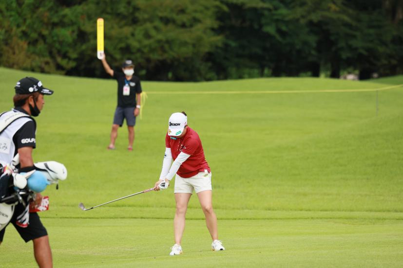 勝みなみのアプローチスイング（正面）連続写真【CATレディス2022】
