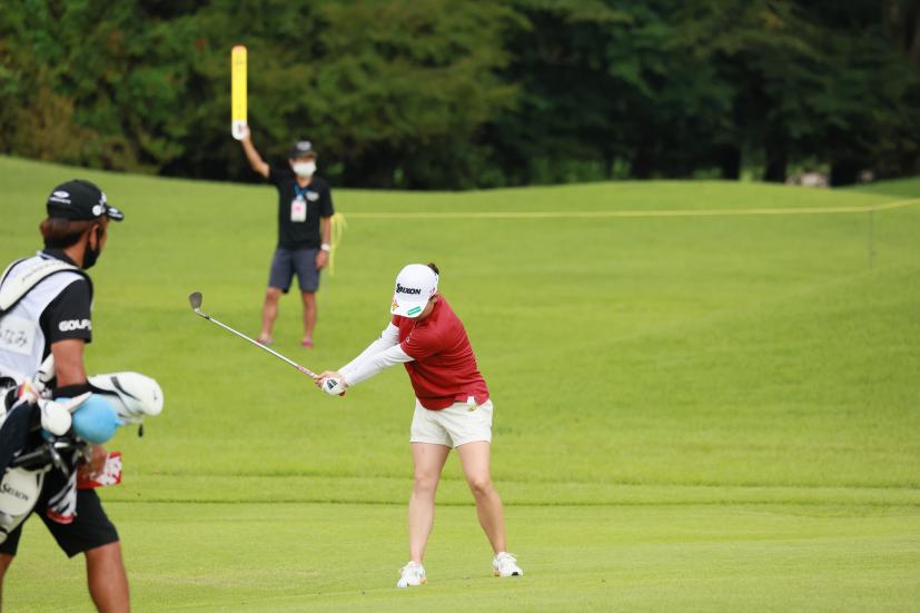 勝みなみのアプローチスイング（正面）連続写真【CATレディス2022】