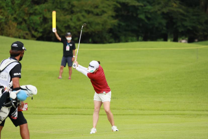 勝みなみのアプローチスイング（正面）連続写真【CATレディス2022】