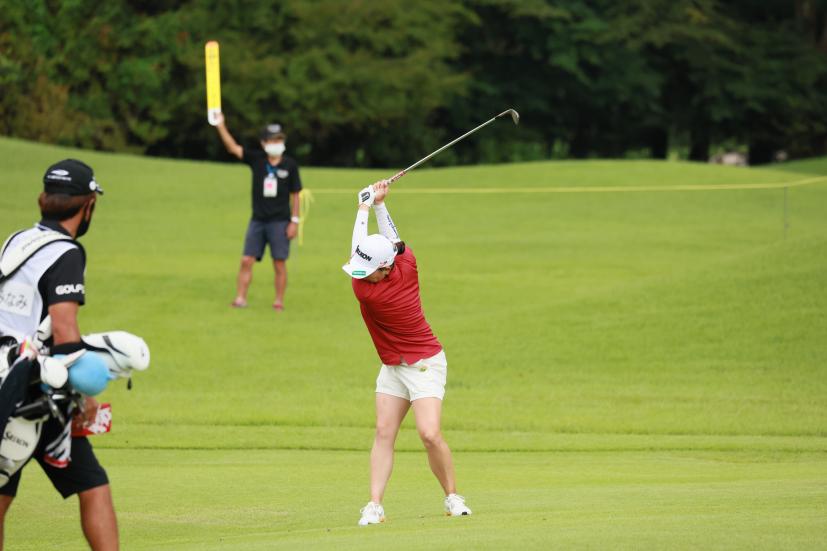 勝みなみのアプローチスイング（正面）連続写真【CATレディス2022】