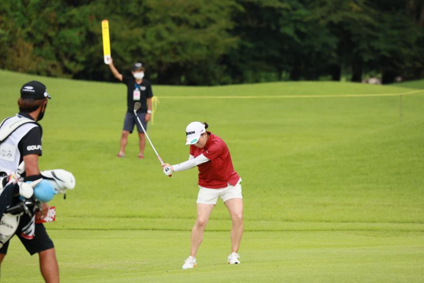 勝みなみのアプローチスイング（正面）連続写真【CATレディス2022】