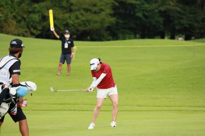 勝みなみのアプローチスイング（正面）連続写真【CATレディス2022】