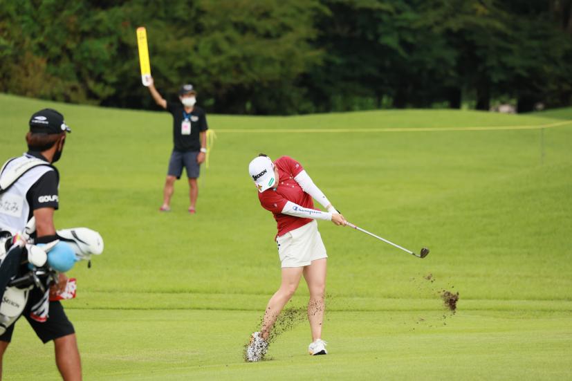 勝みなみのアプローチスイング（正面）連続写真【CATレディス2022】
