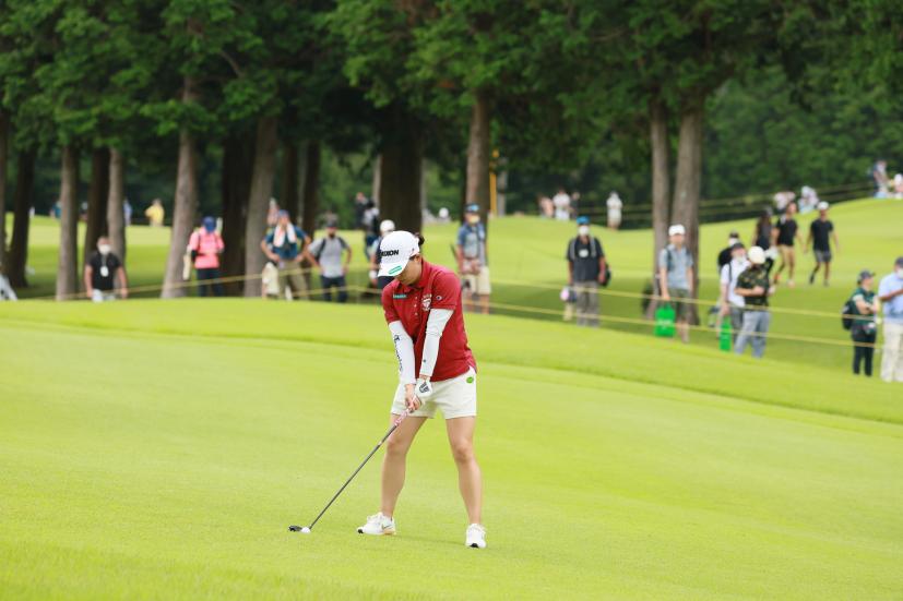 勝みなみのユーティリティスイング（左足下がり）連続写真【CATレディス2022】