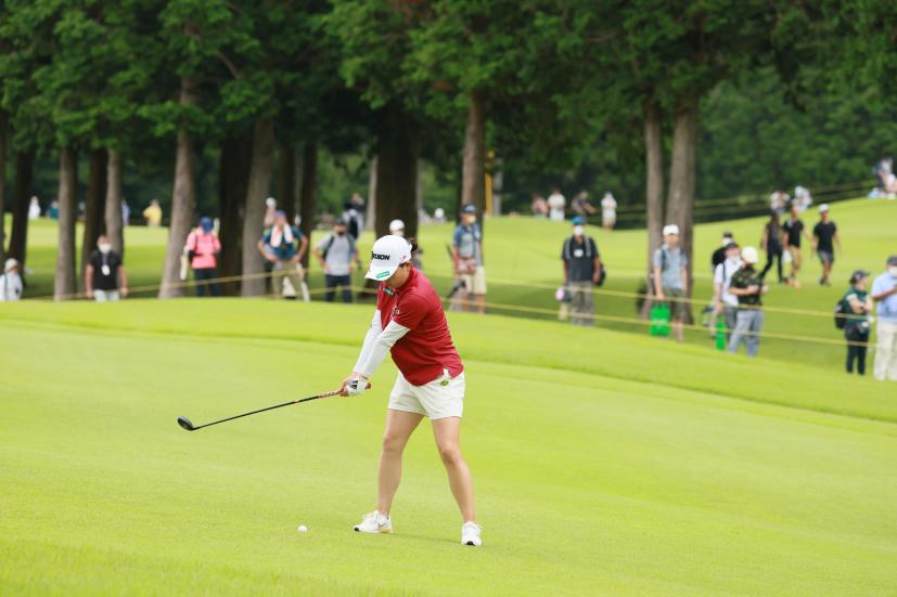 勝みなみのユーティリティスイング（左足下がり）連続写真【CATレディス2022】