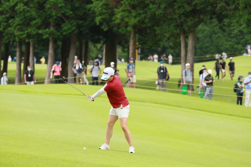 勝みなみのユーティリティスイング（左足下がり）連続写真【CATレディス2022】