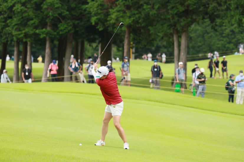 勝みなみのユーティリティスイング（左足下がり）連続写真【CATレディス2022】