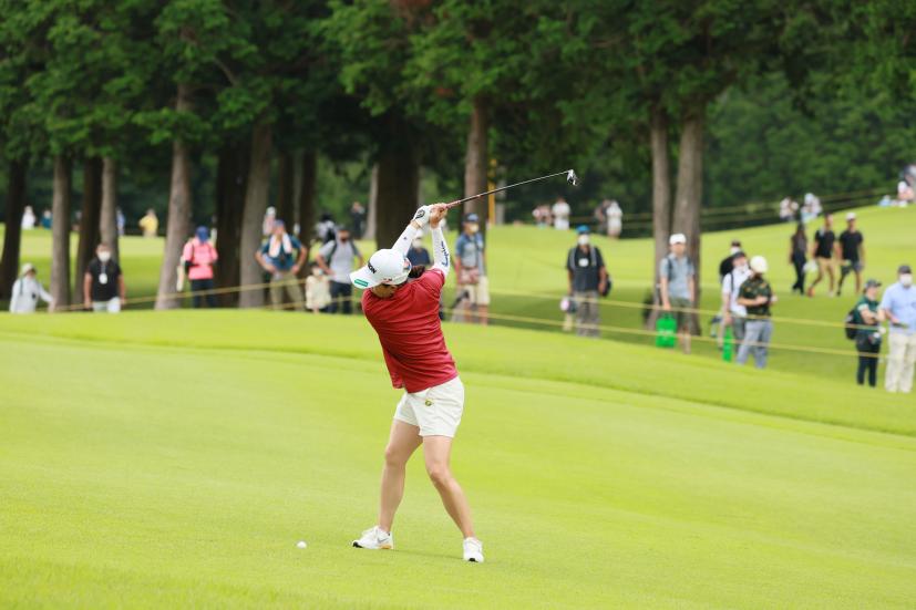 勝みなみのユーティリティスイング（左足下がり）連続写真【CATレディス2022】