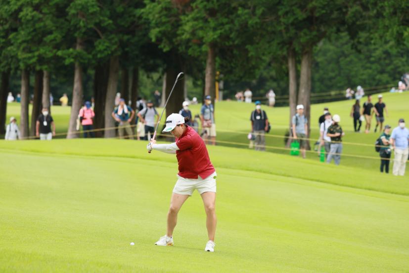 勝みなみのユーティリティスイング（左足下がり）連続写真【CATレディス2022】