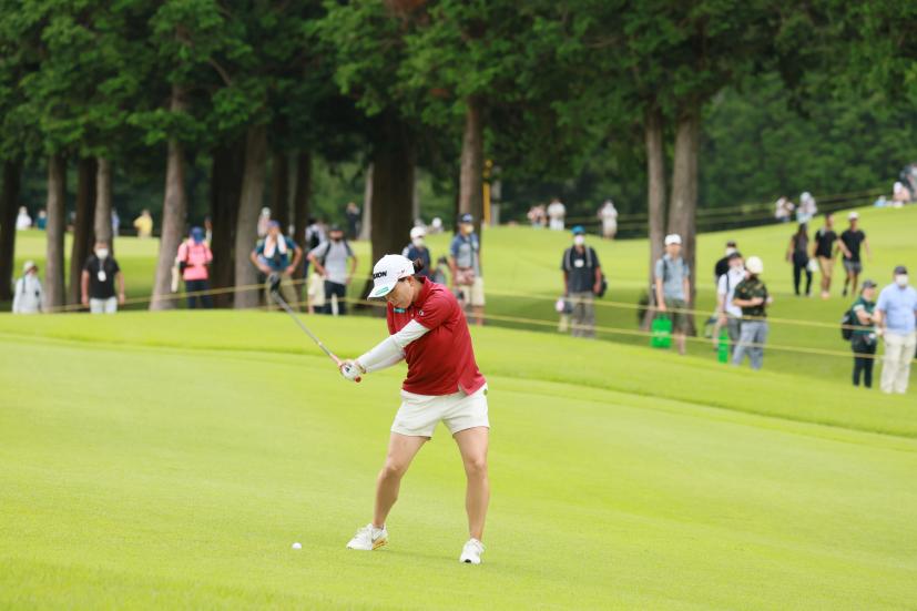 勝みなみのユーティリティスイング（左足下がり）連続写真【CATレディス2022】