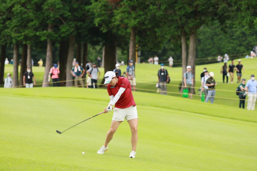 勝みなみのユーティリティスイング（左足下がり）連続写真【CATレディス2022】