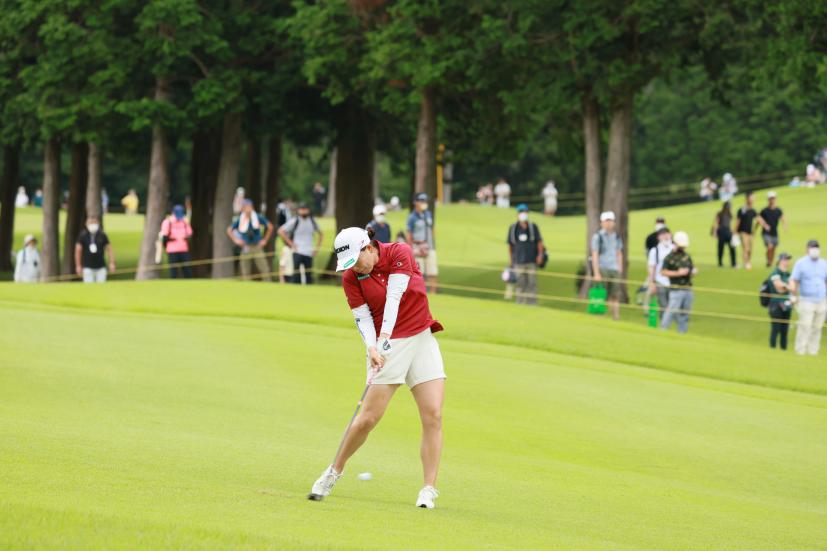 勝みなみのユーティリティスイング（左足下がり）連続写真【CATレディス2022】