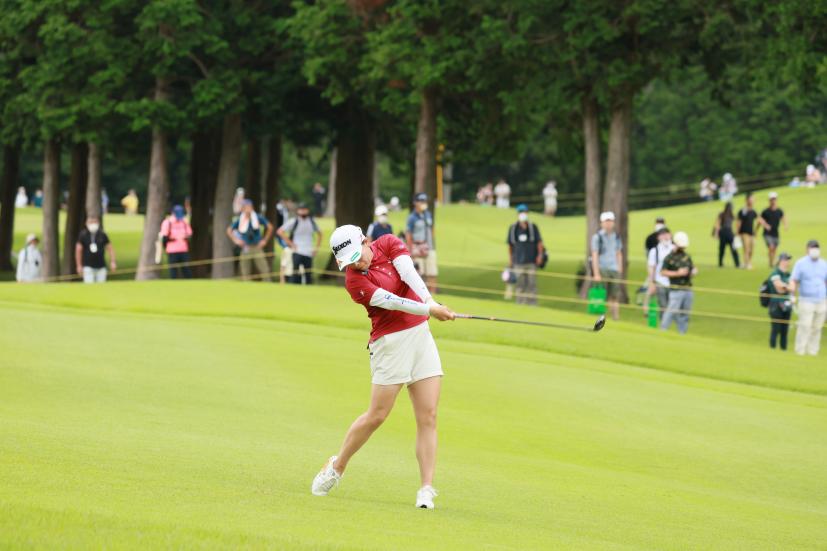 勝みなみのユーティリティスイング（左足下がり）連続写真【CATレディス2022】