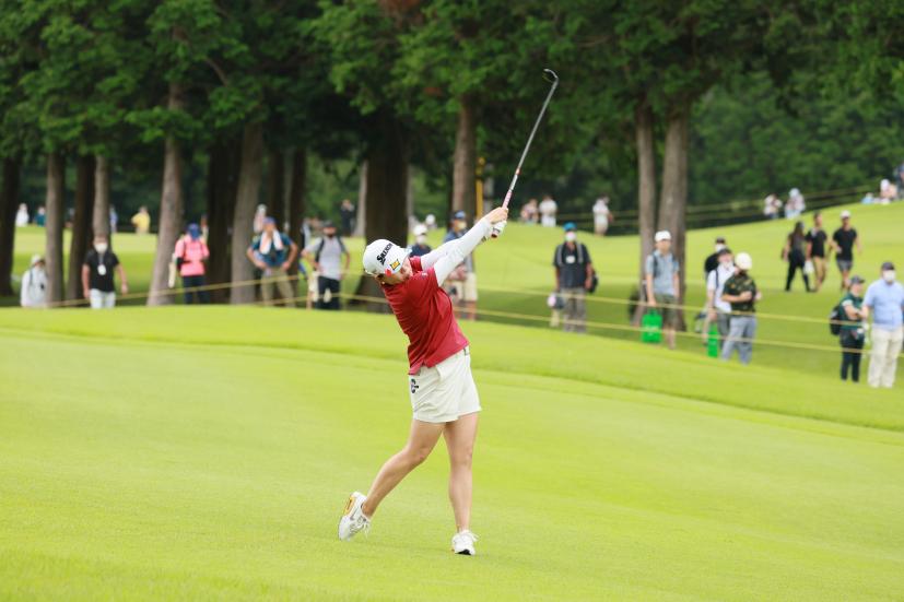 勝みなみのユーティリティスイング（左足下がり）連続写真【CATレディス2022】