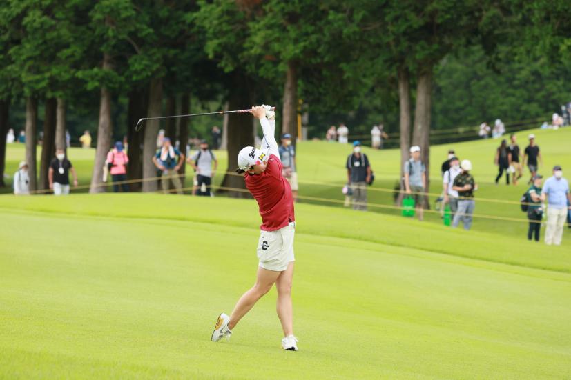 勝みなみのユーティリティスイング（左足下がり）連続写真【CATレディス2022】