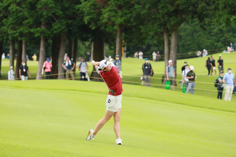 勝みなみのユーティリティスイング（左足下がり）連続写真【CATレディス2022】