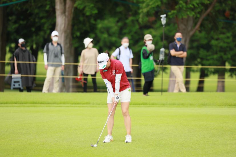 勝みなみのウェッジスイング（正面）連続写真【CATレディス2022】