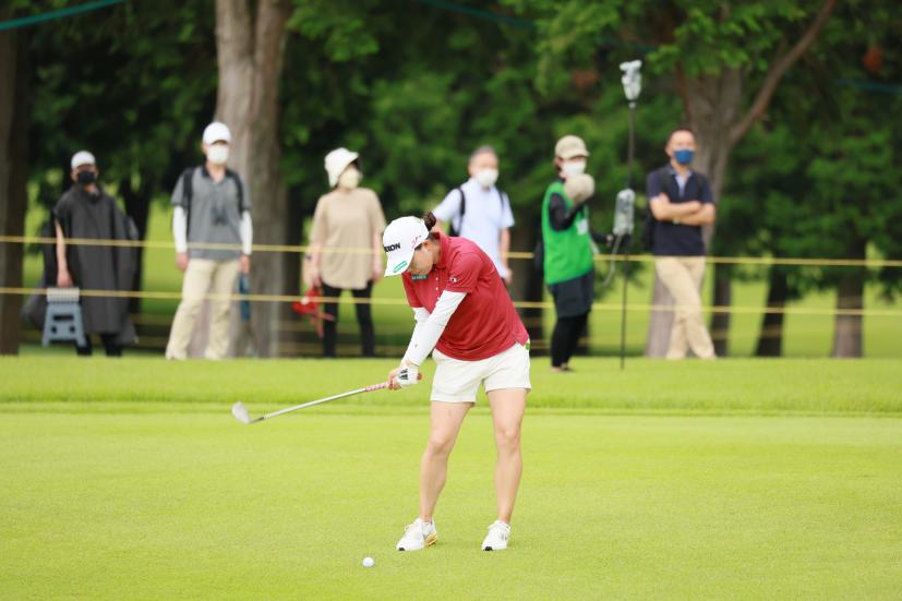 勝みなみのウェッジスイング（正面）連続写真【CATレディス2022】