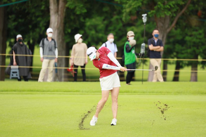 勝みなみのウェッジスイング（正面）連続写真【CATレディス2022】