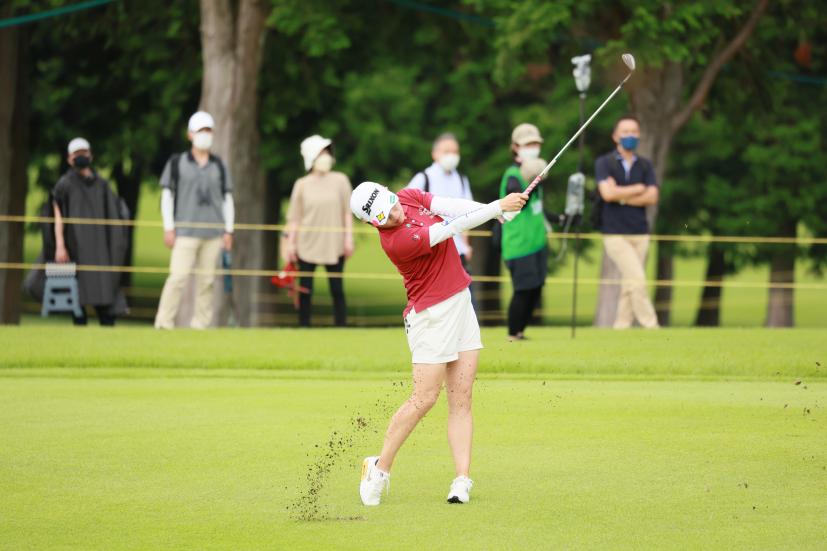 勝みなみのウェッジスイング（正面）連続写真【CATレディス2022】