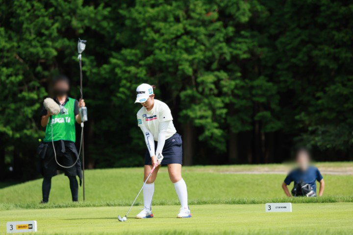 山下美夢有のアイアンスイング（斜め前方）連続写真【CATレディス2022】