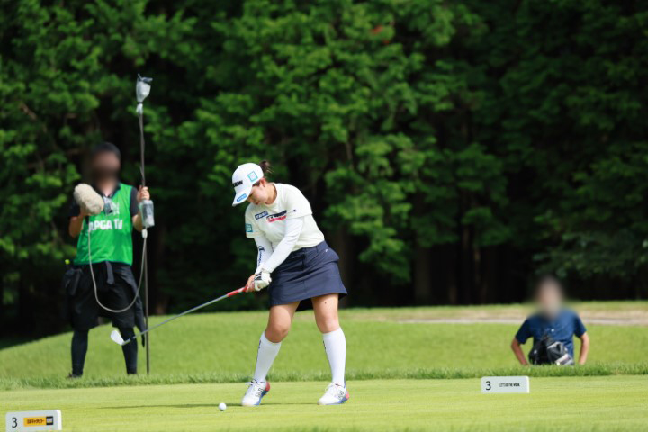 山下美夢有のアイアンスイング（斜め前方）連続写真【CATレディス2022】