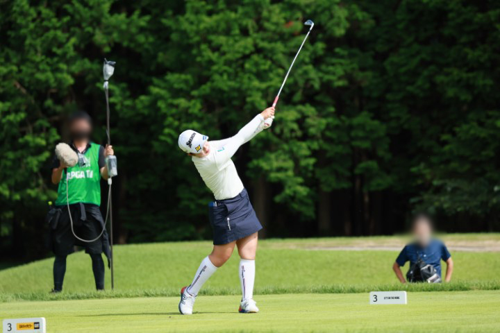 山下美夢有のアイアンスイング（斜め前方）連続写真【CATレディス2022】