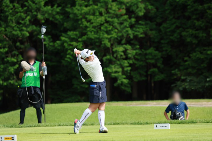 山下美夢有のアイアンスイング（斜め前方）連続写真【CATレディス2022】