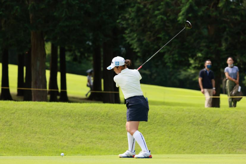 山下美夢有のドライバースイング（斜め前方）連続写真【CATレディス2022】