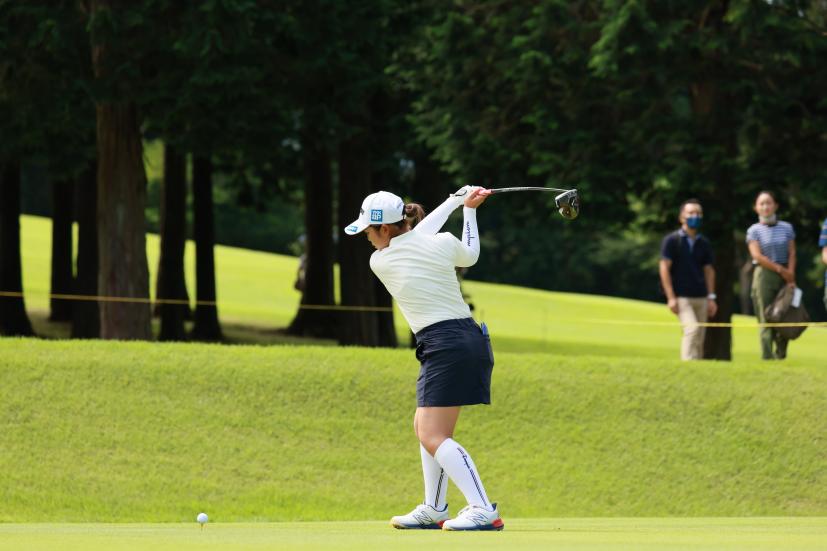 山下美夢有のドライバースイング（斜め前方）連続写真【CATレディス2022】