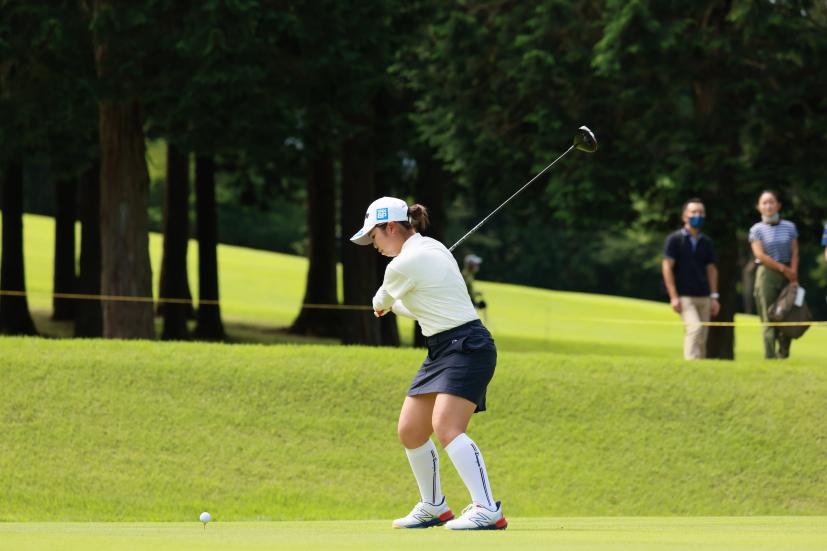 山下美夢有のドライバースイング（斜め前方）連続写真【CATレディス2022】