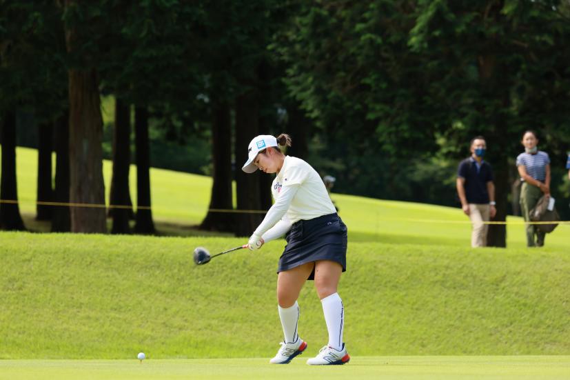 山下美夢有のドライバースイング（斜め前方）連続写真【CATレディス2022】