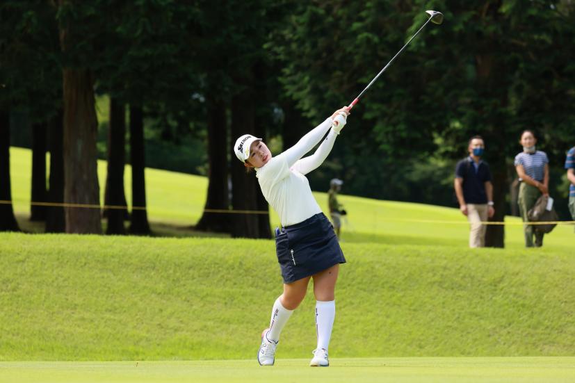 山下美夢有のドライバースイング（斜め前方）連続写真【CATレディス2022】