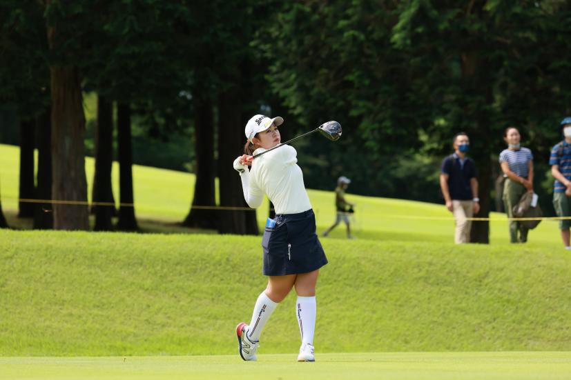 山下美夢有のドライバースイング（斜め前方）連続写真【CATレディス2022】