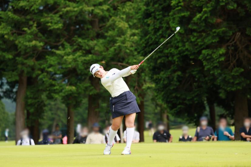 山下美夢有のアイアンスイング（斜め前方）連続写真【CATレディス2022】