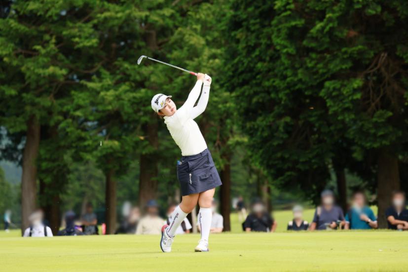 山下美夢有のアイアンスイング（斜め前方）連続写真【CATレディス2022】